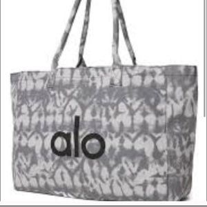 Alo Yoga Overnight Tote